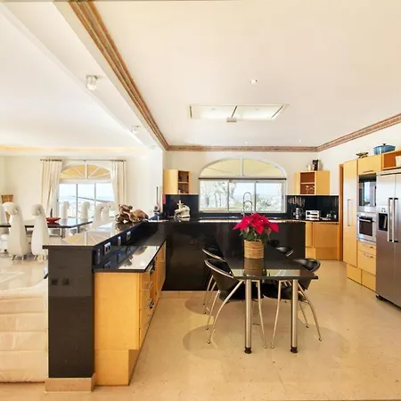 Villa Casa Eden - Super Luxury 4 Bedroom With Tennis Court 2 Swimming Pools Stunning Seaviews